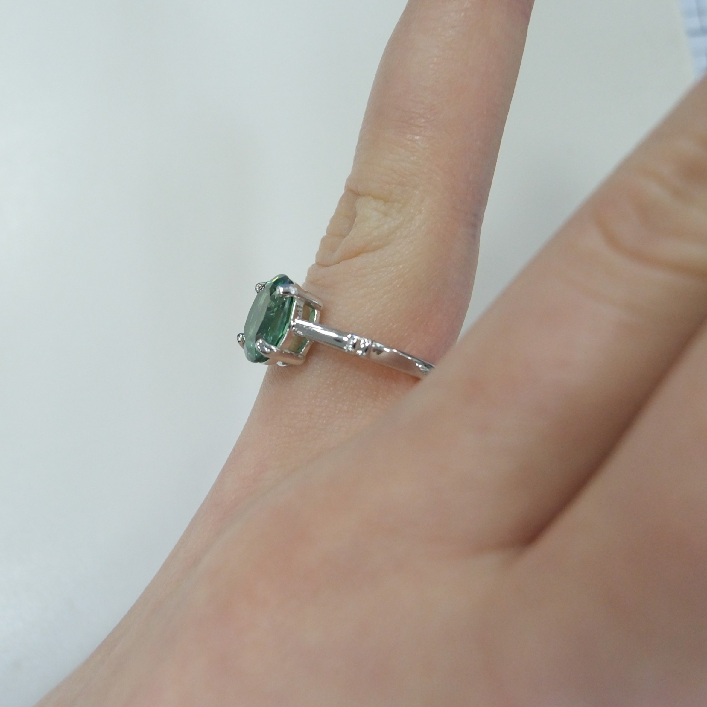 Серебряное кольцо с зеленым топазом
